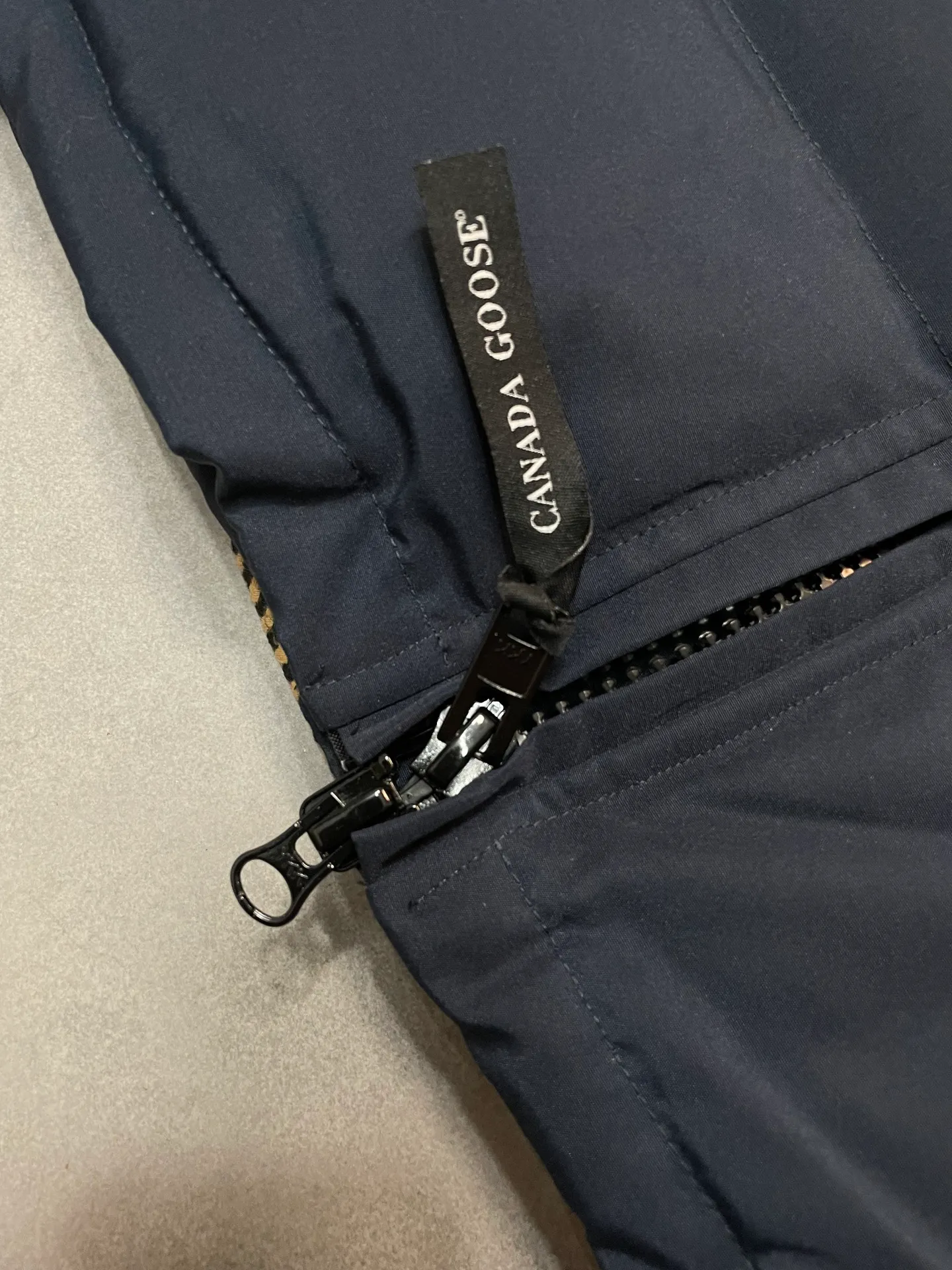 P880 Navy Blue Canadian CANADA GOOES 04 Style/Women's Style. Canada Goose is the Rolls-Royce of down jackets. Both Arctic and Antarctic scientific expedition teams and others choose Canada Goose as their cold-proof equipment.  ➖ Industry-leading anti-counterfeiting chip sensing.  ➖ Imported Behringer embroidery machines and customized embroidery labels, the highest level and industry leading.  ➖ Imported Korean 21-count polyester-cotton blended original fabric, TC85 waterproof coated fabric, water-repellent, windproof and wear-resistant.  ➖ The new national standard 80 white duck down is filled with an average of 520 grams of down. The amount of down filled is industry-leading.  ➖ 100% nylon lining with double double-layer sealing design to prevent velvet running, and seamless thread design on the cuffs!  ➖ Western Canadian Green Wolf Collar.  ➖ Yoshida YKK provides original factory-customized electroplated sliders. YKK two-way lockable zippers are tight and smooth and do not peel off paint.  ➖ 3M composite Velcro is durable and the accessories and hardware are all custom-made. Only for the purest goose, the most dedicated, the most professional, the highest quality, the highest cost performance!    SIZE:XS-XXL